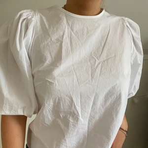 Tröja - Helt oanvänd vit somrig blus. Jätte fin med puffärmar😁