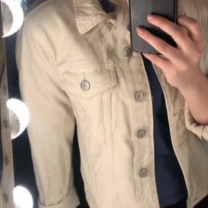 Beige jeansjacka - En beige jeansjacka från Vero Moda, använd ett fåtal gånger. Den är i storlek M men skulle säga att den passar S också. 