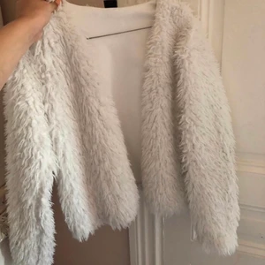 Kofta - Säljer en kofta från Gina tricot. Den är endast använd ett fåtal gånger. Ny pris ca 300kr säljer den för 100kr