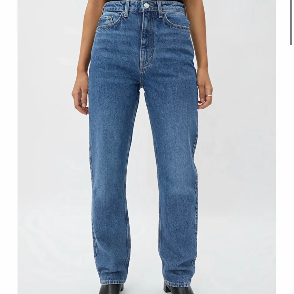 Säljer mina superfina rowe jeans från Weekday då dom tyvärr blivit för små:(( Har själv broderat ett brustet hjärta på ena fickan men går att sprätta bort för den som vill! Använda en del gånger men fortfarande i superfint skick! Storlek W28L32 . Jeans & Byxor.