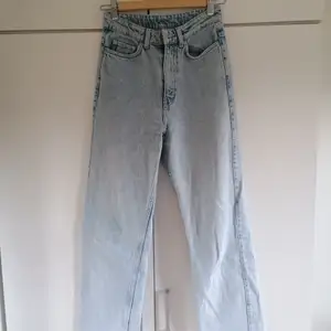 Weekday jeans i modellen Row i fint skick. W 25 L 30, strl 34. Köparen står för frakten!