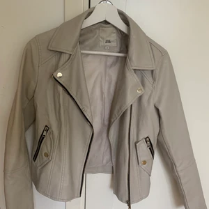 Skinnjacka - Beige ”skinnjacka” från River Island. Brittisk storlek 10 men skulle säga att den sitter om en S. 