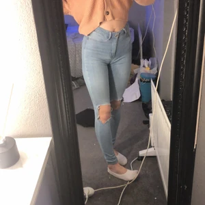 Gina jeans. Strl s - Jeans som är använda ca 5 gånger hålen har blivit lite större. Sitter väldigt skönt och är stretchiga. Säljes för 200kr ikl 50kr frakt. 