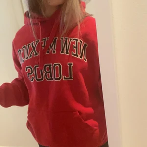Röd hoodie - Säljer pga att jag inte fått den till användning. Köpt på Byond Retro så är osäker på vart den ursprungligen kommer ifrån. Den är i storlek S men passar superbra på en xs eller m.