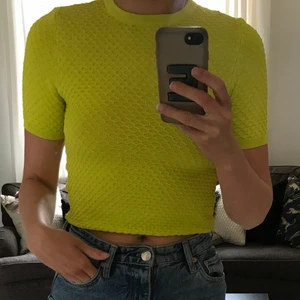 Stickad T-shirt  - Gul/grön neon stickad T-shirt från zara. Stl M. Kan mötas, om leverans står köparen för frakt.