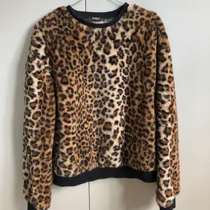 En skit snygg tröja från ZARA med leopard mönster och ett mjukt och härligt material.