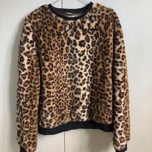 LEOPARDTRÖJA - En skit snygg tröja från ZARA med leopard mönster och ett mjukt och härligt material.
