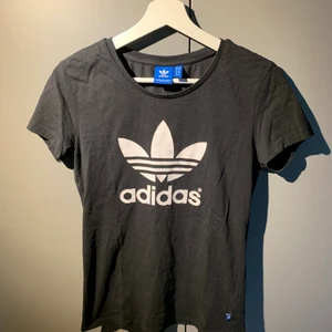 Adidas Trefoil T-shirt Svart/Vit Strl XS - Säljer min Adidas T-Shirt. Väldigt gott skick, använd fåtal gånger. Inget synligt slitage. Ord. Pris 299:- säljes för 150:-. Köpare står för frakt och endast swish 🌼