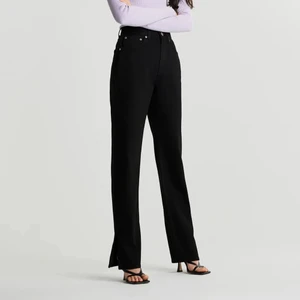 Jeans med slit  - Säljer mina ”90s slit jeans” från Gina i strl 38, men passar mig som även har 36 i byxor. Dom är långa. Jättebra skick och nypris är 600kr❤️ frakt står köparen för 🚚