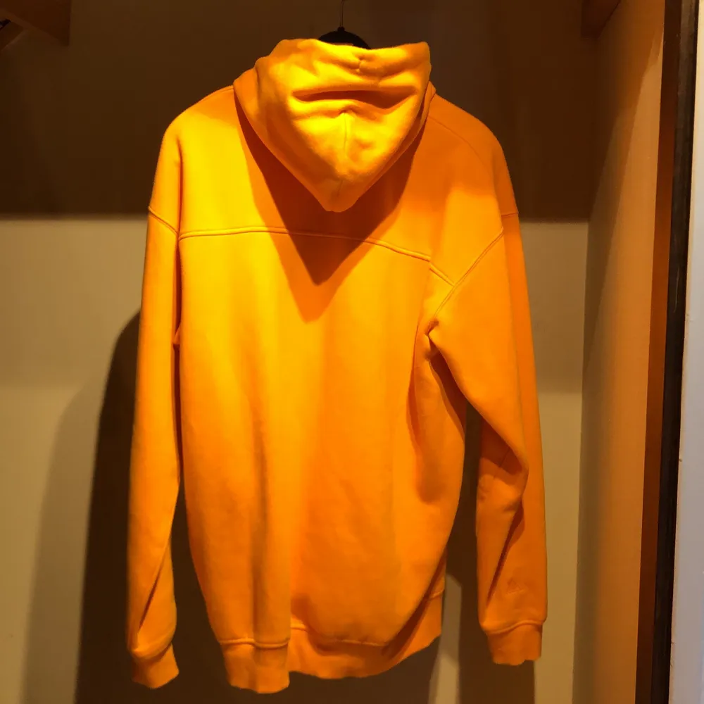 Clean orange hoodie från carlings. Mjukt och tjockt tyg. Storlek M | Hör av er om ni har frågor!. Hoodies.