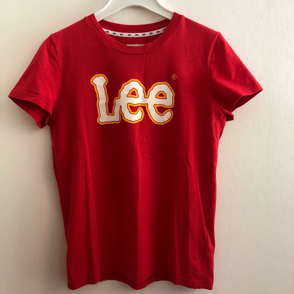 Röd Lee t-shirt med Lee tryck, jätte fin och sällan använd , ett litet hål på högra axeln i sömmen men det går lätt att laga, Storlek S. T-shirts.