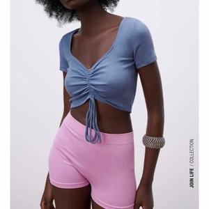 Topp från zara  - Säljer min topp från zara, aldrig använd på grund av för stor i storleken. Den är i strl M. Frakt ingår ej i priset, men kan även mötas upp. Betalning via swish. 