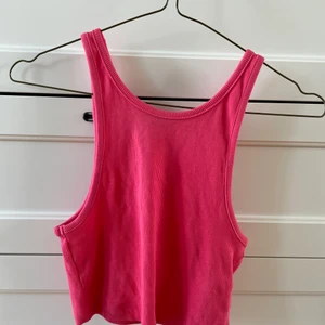 Topp från Zara - Snygg rosa topp från zara som är använd 1 gång!! 