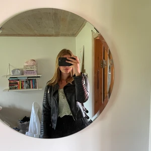 Skinnjacka - Skinnjacka från chiquelle. Mycket använd med superkvalitet, ser ut som ny. Super till vår och sommar. Storlek M, 250 kr inklusive frakt!