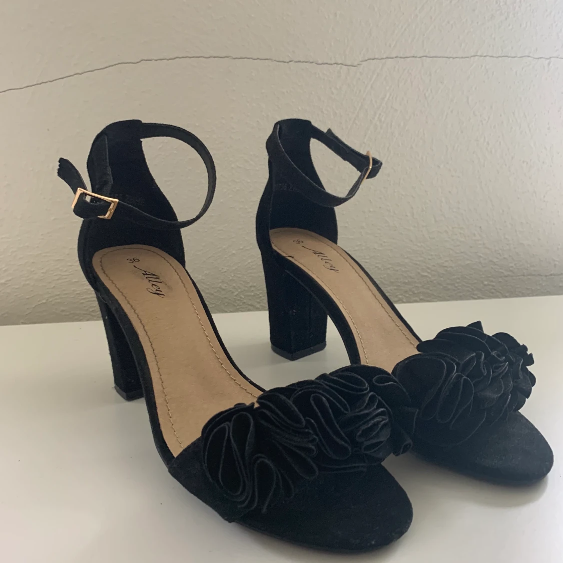 Sjukt snygga svarta klackar st.36