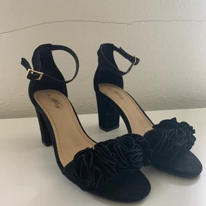 Sjukt snygga svarta klackar st.36 - Jag säljer de här sjukt snygga unika klackarna i storlek 36. Använda fåtal gånger. Lätta att hantera och tvätta då det är ”mocka” material. Tyvärr för små för mig🥲