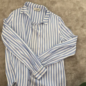 Modström randig blå vit skjorta  - Asfin ordentlig proffsig snygg skjorta med lite skimrande detaljer i tyget. Använd 1/2 ggr. Superskönt material! Vid frågor skriv 💞