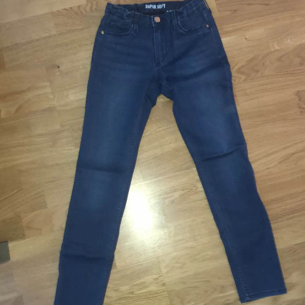 En par mjuka jeans som är från H&M. Den är från 10-11 år (146).. Jeans & Byxor.