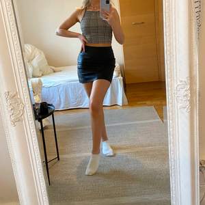 Suupercool kjol i skinn imitation 🖤 älskar verkligen denna men säljer då den börjar bli för liten för mig :’)