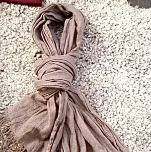 Sjal i 100-% lin - Grå sjal från Gudrun Sjödén . Material 109% lin kan användas på många olika sätt . Skärp . Hårband mm. Jag älskar dessa sjalar - måste bli av med några . Nypris 599kr. 