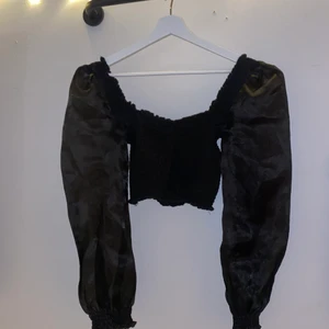 Fest-topp med puffärm  - Säljer denna superfina ”fest-topp” med snygg puffärm! Stolek M 