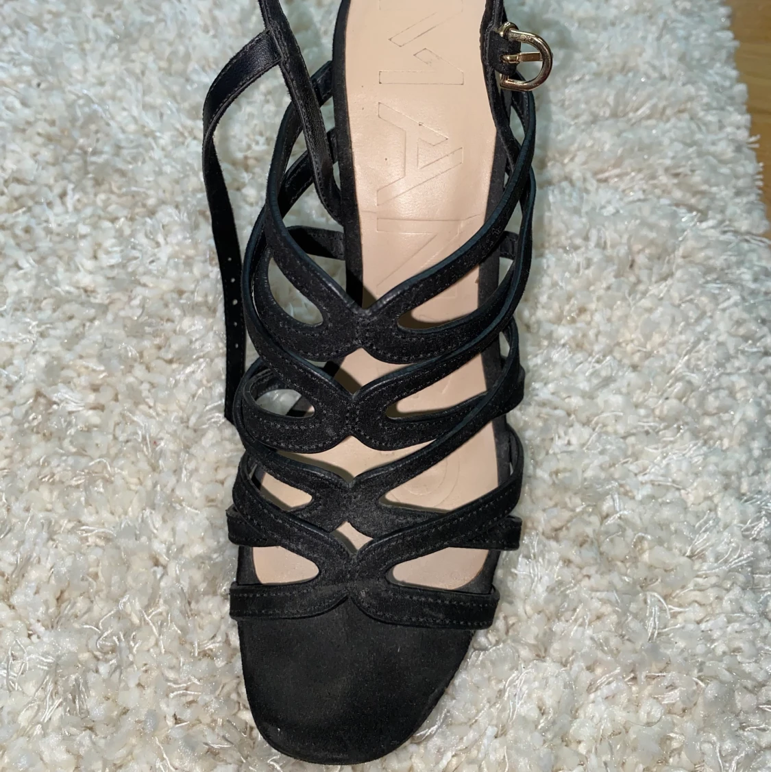 Svarta trendiga högklackade skor, från mango  - 90