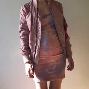 Alpha Industries bomberjacka  - Rosa jacka från Alpha Industries som är perfekt till varmare väder 💗 Köpt ny för 1500 och är använd men i jättefint skick. Köparen står för frakten och är flera intresserade blir det budgivning!