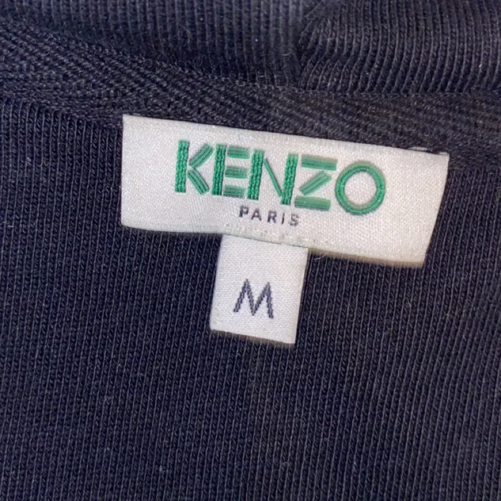 En unisex kenzo hoodie i storlek M som har använts ett få antal gånger. Priset går att diskutera!😇. Hoodies.