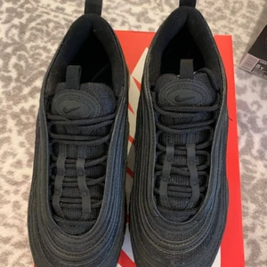 Nike air max 97 gr - Beställda online från barnavdelning i strl 38            Är i bra skick, använda max 4 gånger. Säljer pga ej längre användning, skickas med sin orginal kartong. Pris 550 kr, köparen står för frakten.