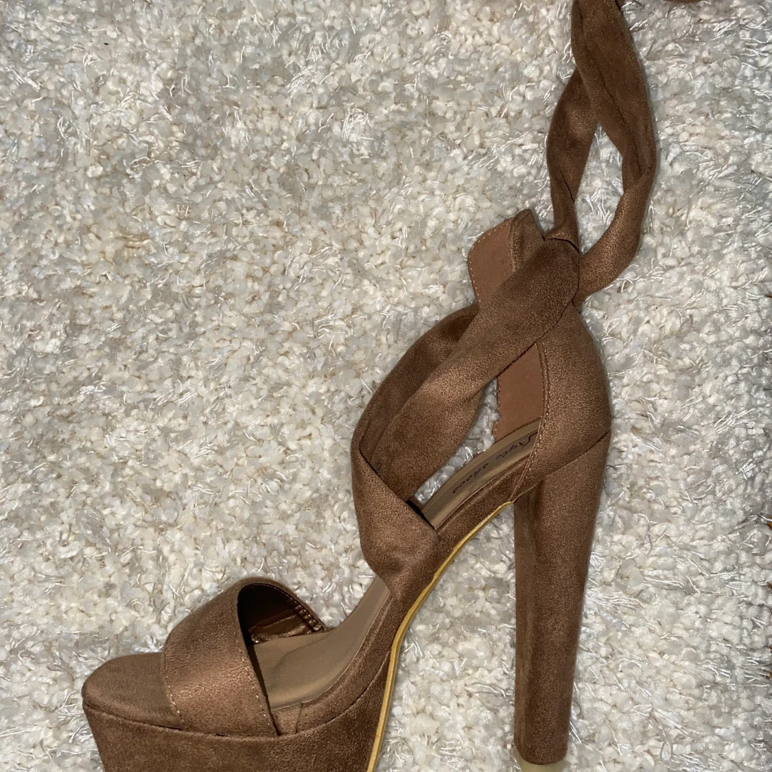 Högklackade samet bruna skor