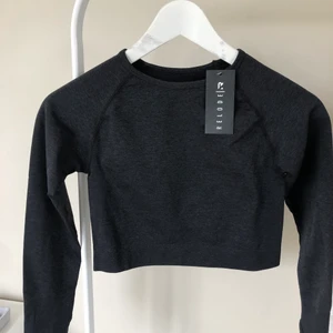 Relode (C)implicity tröja - Helt ny oanvänd cropad träningströja från relode från (C)implicity kollektionen. Säljer för att den var för liten och hann inte returnera. Köpare står för frakt💗💗