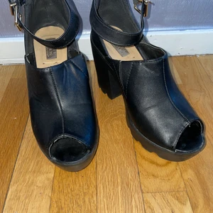 Skor med tjock klack - Har används endast ett par gånger 