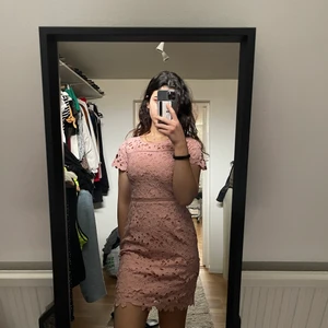 Rosa klänning från nelly - Storlek 34 och är endast använd en gång