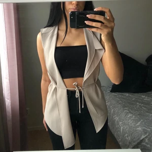 Zara asymetrisk väst - Inköpt från Zara för flera år sedan, knappt använd så jättefint skick!