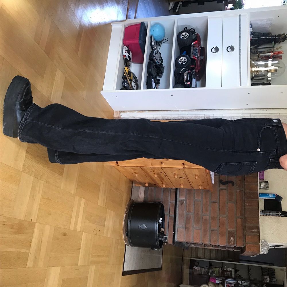 Jättefin modell på levis jeans, använder dom dock inte lämgre. De är högmidjade och modellen heter levis ribcage wide leg. Jag är 160 cm lång, innerbensömmen är 78 cm. Bor i stockholm och kan mötas upp eller frakta om ni står för frakten. Jeans & Byxor.