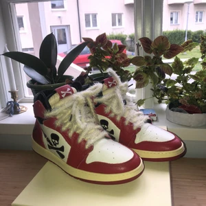 Ejjnar Skullair 1s - Svenska modellen Ejjnars version av en jordan 1a. Skorna är använda ett fåtal gånger men fortfarande i 9/10 skicka. (VNDS). Sitter mer som 42,5-43. Allt OG + kvitto finns självklart. Bjuder på frakten i hela Sverige. Kan gå ner i pris vid snabb affär.