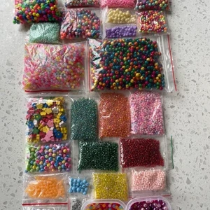 Pärlar halsband  - Pärlar halsband efter vilken färg/mönster som du vill ha! Halsbanden kostar 10kr/st och du står för frakten💛 Frakten brukar ligga mellan 12-24 beroende på hur många du väljer att köpa 💓