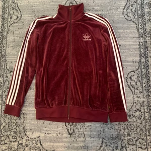 Adidas trackjacket - Vinröd adidas trackjacket. Köpt på junkyard för två år sedan. 👕🍇