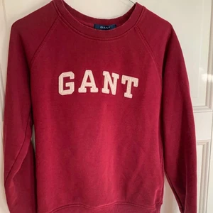 Röd sweatshirt från Gant 🍎 - Röd Sweatshirt från Gant 🍎                                      Bra skick, inga synliga defekter 🍾                               Är du intresserad eller har frågor? Kontakta oss via chatten 🌟                                                     Leveransinfo:                                                                 Vi kan leverera på två olika sätt                                     - Vi kan mötas upp på TEG och lämna produkterna         - Frakta via postnord (köparen står för frakten)