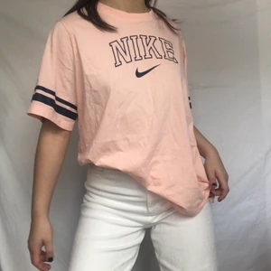 Vintage nike tshirt - Asball vintage nike T-shirt i härlig somrig färg. Den är som ny. Köpare står för frakt. Dm vid intresse. 
