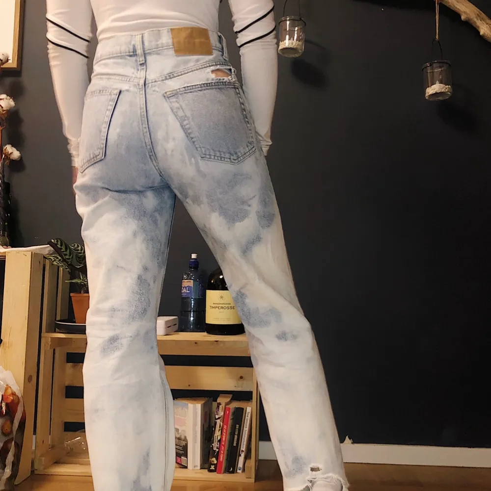 Jeans köpta på second hand som jag sen har blekt!! Otroligt sköna och sitter super snyggt! Storleken: 32-36🐳 Frakt 66kr. Jeans & Byxor.