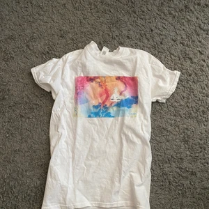 Kids see ghosts t shirt - Tyvärr lite skrynklig då vi inte har strykjär. Snygg t shirt i storlek M (unisex)  Köpt på Dpop. Lite tunt material men sitter bra ändå. Använd fåtal gånger