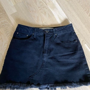 Jeanskjol svart storlek 34 - Säljer en jättefin jeanskjol i storlek 34 från märket double agent. Fint skick! Säljer den då den är för liten för mig.