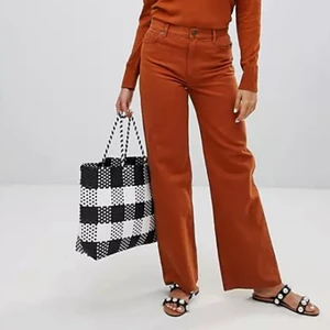 Yoko jeans från monki vida rostbruna - Rostbruna jeans från monki i populära Yoko-modellen. Har inte kommit till användning då de är för små för mig, så i jättefint skick! 💕