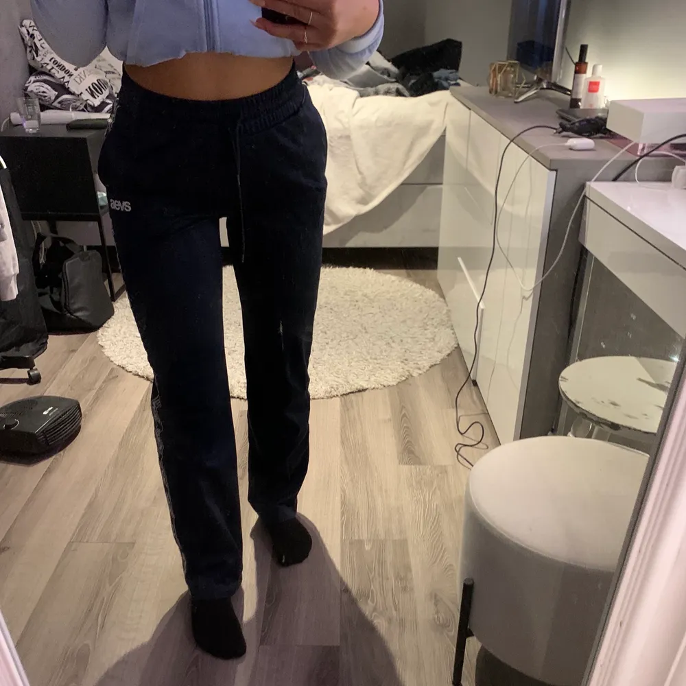 Svea byxor med polyester material, sitter perfekt på mig som är 1,64 cm💜. Jeans & Byxor.