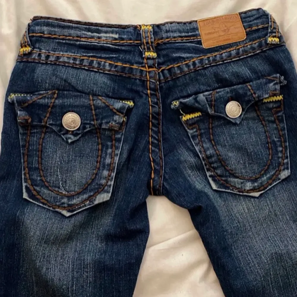 Lågmidjade straightleg true religion jeans med najs söm samt najs tryck där bak, hjälper en vän att sälja. Första bilden e lånad                                                                                         Mät under navlen/runt höfterna då de är lowwaisted💕                                              Midjemått: 78cm                                                                      Innerbensmått: 78cm                                                                 Yttrebensmått: 98/99cm. Jeans & Byxor.