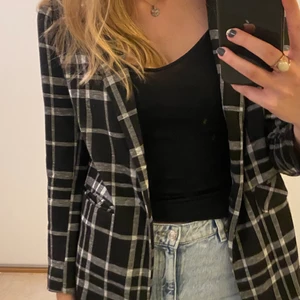 Rutig kavaj  - Säljer denna fina rutiga kavaj! 🤩Väldigt skönt material och fin passform! Bara använd ett fåtal gånger och i väldigt bra skick. Säljer eftersom jag inte använder den längre. Köpt för 400kr. Köparen står för frakten.🤩