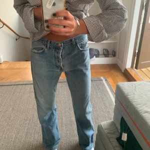 Levis 501 - Vintage Levis jeans 501 passar perfekt till nån runt 170-178 ish och skulle säga att midjan passar någon som har 30-32 ish. 150kr 