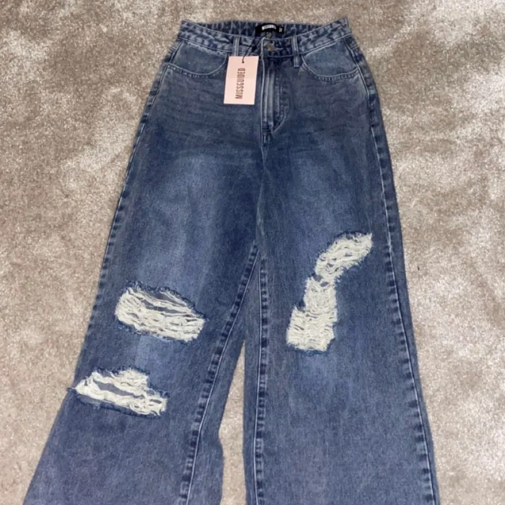 Helt nya men passar inte mig tyvärr är lite stora i storleken Nypris 350. Jeans & Byxor.