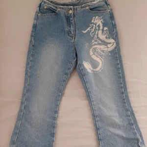 Low rise Dragon jeans light blue denmin - Midjan är ca35 cm brett, höfterna är ca 45 cm brett och själva längden är 70 cm långt. Tyget är inte stretchigt. Fina jeans men är för små på mig (158 cm, 52kg)